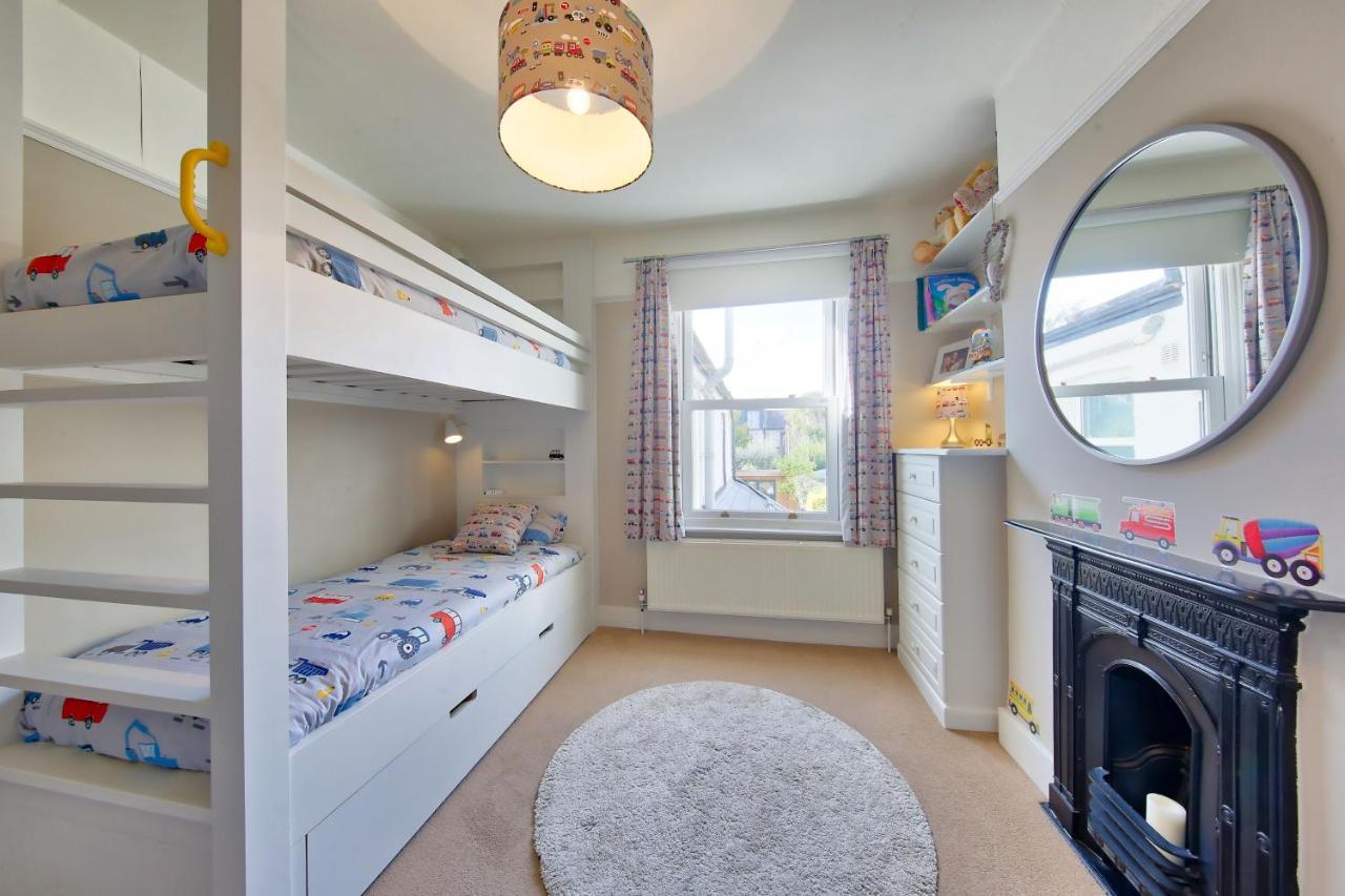 Ferienhaus Family 4-bed House & Secluded Garden - Wimbledon *